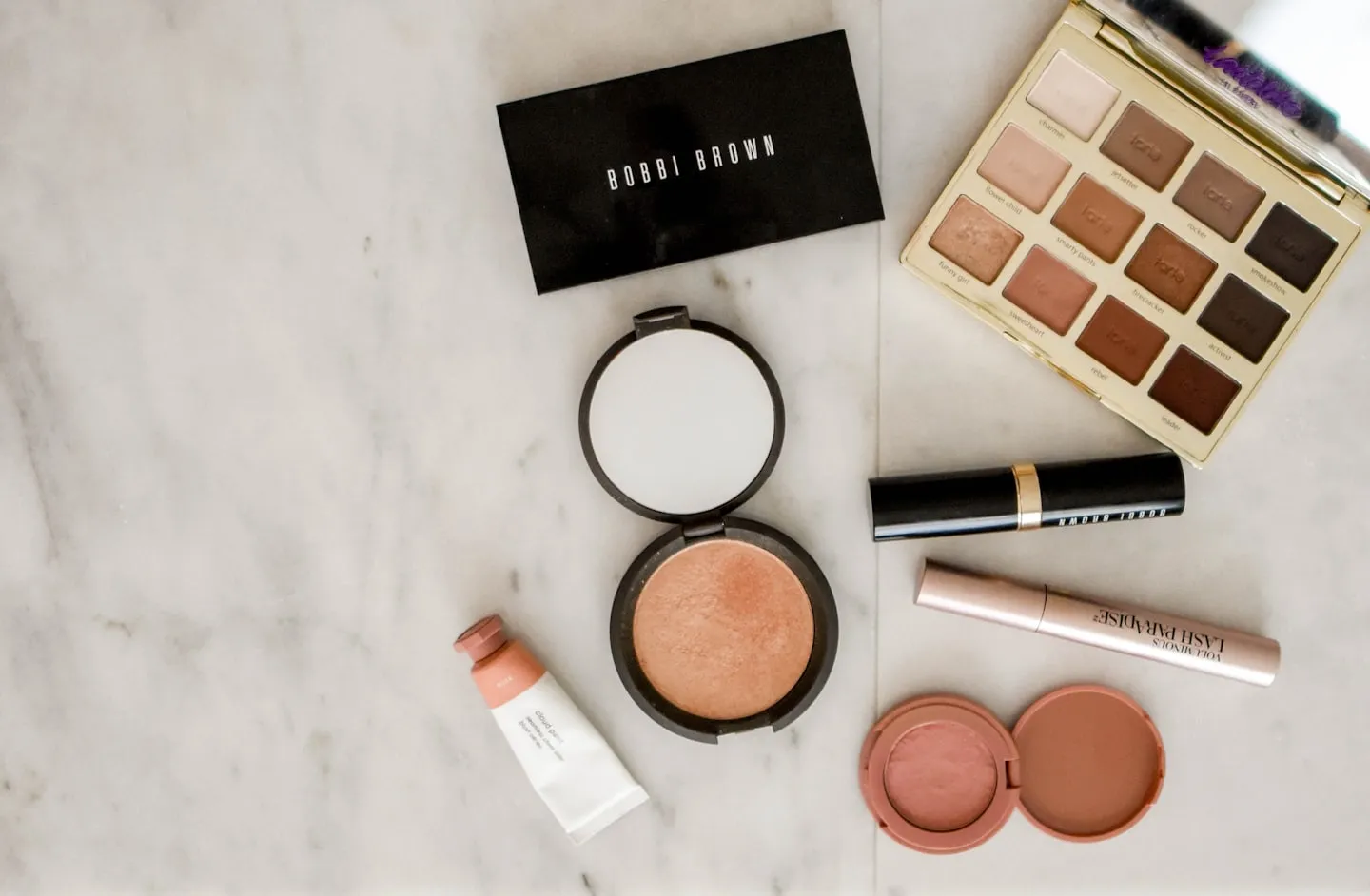 Produtos de maquiagem no Kbella Beauty Studio